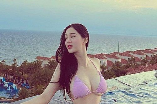 Cô gái là đối thủ của Ý Nhi có dáng gợi cảm, mặc áo tắm được khen xinh như thiên thần