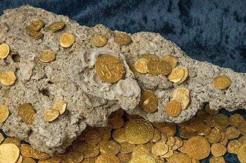 Nhóm thợ lặn tìm được 'kho báu' khổng lồ trong xác tàu dưới đáy biển