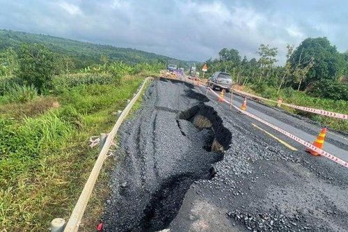 Đường tránh bị sạt lở, công an cảnh báo phòng ngừa tai nạn giao thông