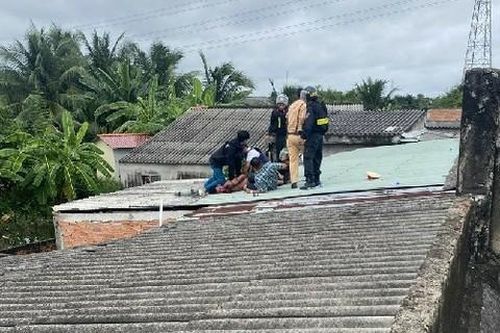 Thượng úy Công an bị chấn thương nặng khi tiếp cận đối tượng nghi 'ngáo đá' trên mái nhà