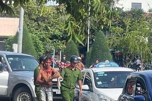 Bắt nóng đối tượng dùng kéo đâm bảo vệ ngân hàng trọng thương