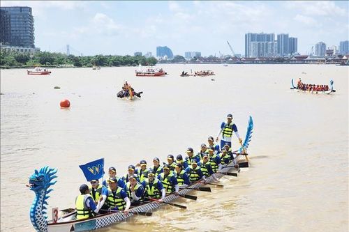 Sôi nổi Giải vô địch đua thuyền truyền thống TP Hồ Chí Minh mở rộng