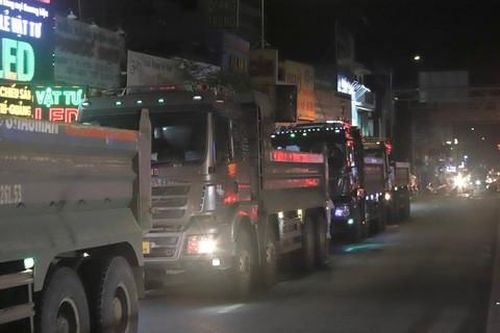 TPHCM: CSGT chặn đứng đoàn xe ben hạng nặng vào nội đô giờ cấm