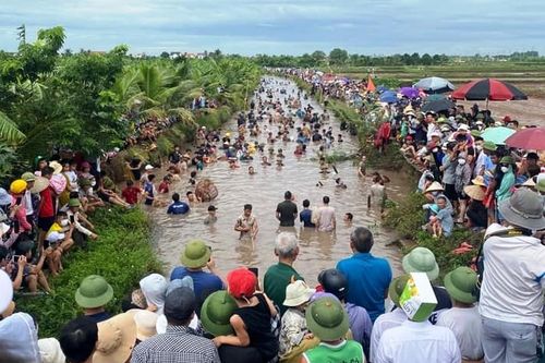 Hải Dương: Hàng trăm người lội sông bắt cá, nghìn người reo hò cổ vũ