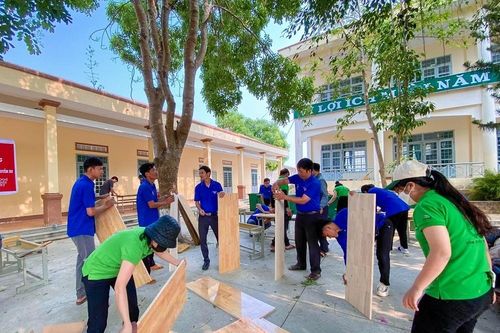 'Thay áo mới' cho bàn, ghế cũ tặng học sinh vùng sâu