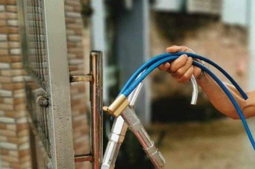 Một gia đình ở Hà Nội bị 'khủng bố' bằng phân lợn, khóa cổng không cho ra ngoài