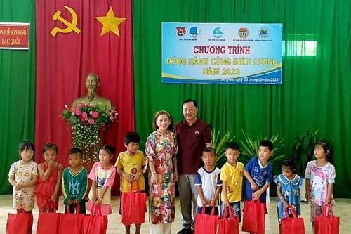 Huyện Chợ Mới đồng hành cùng biên cương ở huyện Tri Tôn