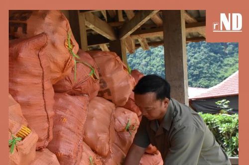 'Ngọn đuốc' sáng giữa bản làng