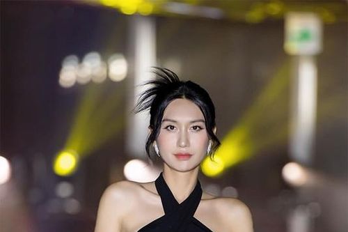 Lynk Lee khoe body gợi cảm khi làm người mẫu