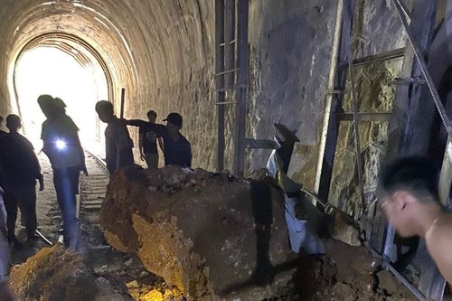 Đá rơi trong hầm qua Quảng Bình, 8 chuyến tàu phải dừng chờ
