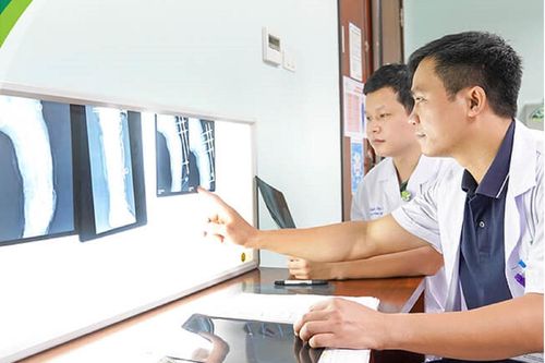 Bé gái 8 tuổi viêm xương, nguy cơ cắt chân sau tai nạn giao thông