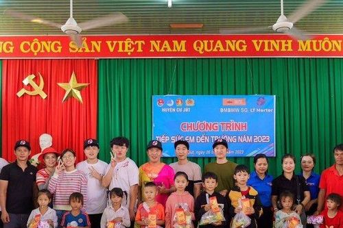 Hai câu lạc bộ 'LT Mortor và ĐMBMW SG' trao 100 suất quà cho trẻ em nghèo