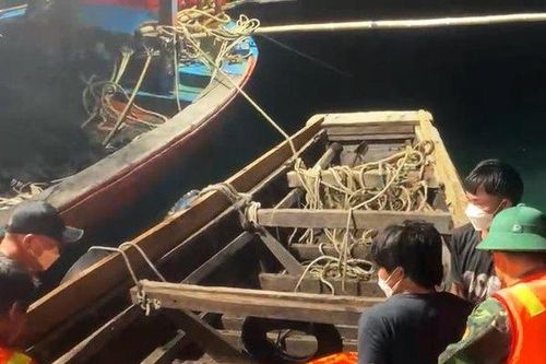 Biên phòng phối hợp đưa ngư dân bị đột quỵ trên biển vào bờ cấp cứu
