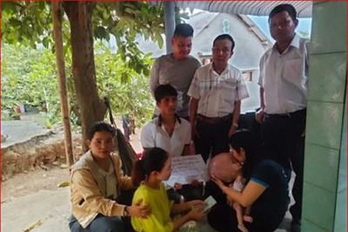 Làm từ thiện, trao yêu thương