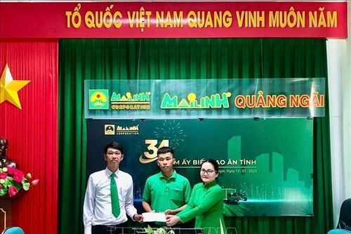 Lái xe taxi trả lại hơn 400 triệu đồng cho khách du lịch chuyển nhầm