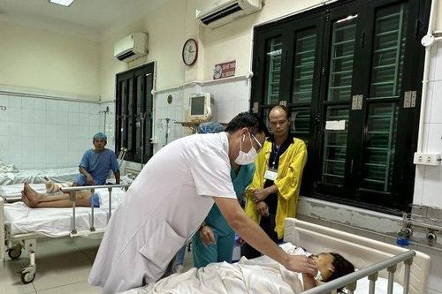 Dùng điện thoại khi đang sạc pin, một phụ nữ mù mắt, cụt các ngón tay