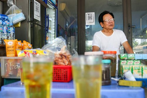 Thú vị cảnh khách quẹt mã QR thanh toán sau khi uống trà đá, mua mớ rau