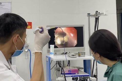 Ăn trưa với món sườn lợn, người đàn ông cấp cứu gấp