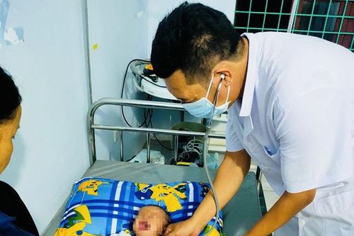 Tìm cha mẹ của cháu bé bốn tháng tuổi bị bỏ rơi bên vệ đường
