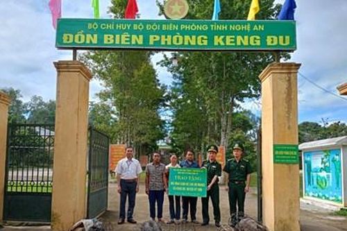 Đồn Biên phòng Keng Đu trao tặng mô hình sinh kế cho hộ nghèo trên địa bàn biên giới