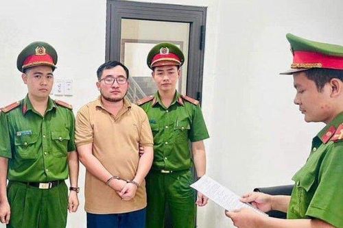 Bắt người đàn ông lừa xin học chiếm đoạt hàng trăm triệu đồng