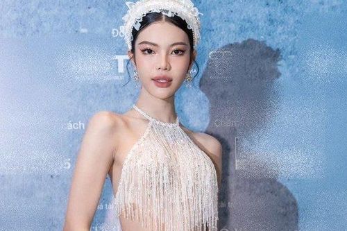 'Búp bê' Nha Trang có vòng eo siêu nhỏ, mặc yếm đi sự kiện hút trọn ánh nhìn