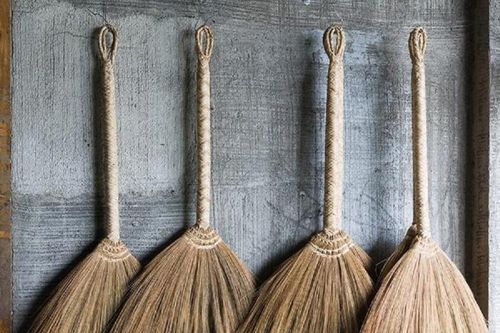 Những vị trí không nên để chổi quét nhà