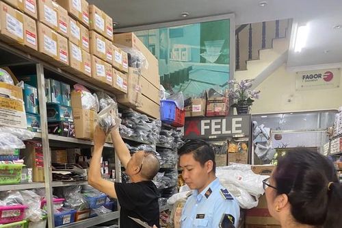 Biết là hàng giả, tiểu thương ở Hưng Yên vẫn nhập phụ tùng xe máy Honda, Yamaha về bán kiếm lời