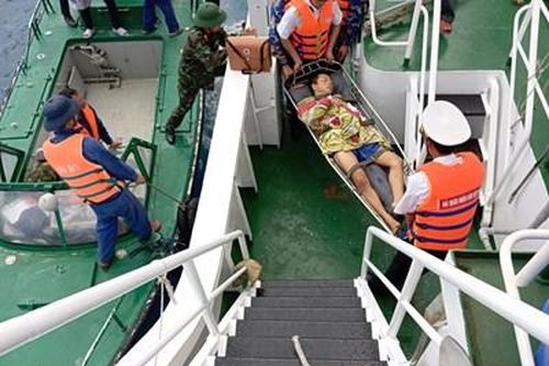 Đưa ngư dân bị bệnh từ Trường Sa vào đất liền để điều trị