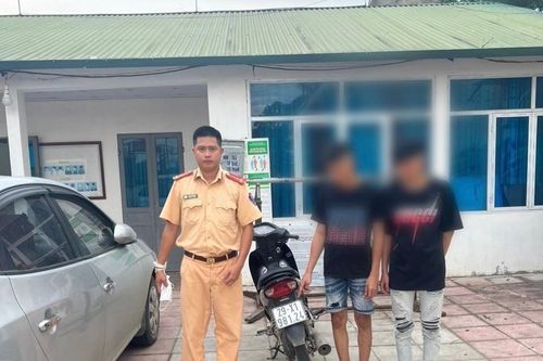 'Phạt nguội' 2 nam thanh niên bốc đầu xe máy từ hình ảnh do người dân cung cấp