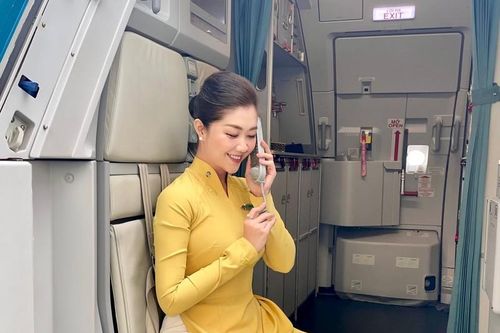 Nữ tiếp viên hàng không xinh miễn chê, sở hữu học vấn 'khủng'