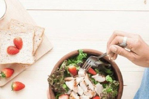Mách bạn cách ăn tối 'ba ít và một sớm' để gìn giữ sức khỏe vàng