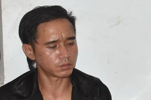 Dùng cây xăm gạo tấn công 3 cán bộ công an