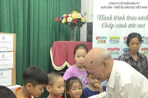 Trao sách đến các học sinh Làng trẻ em SOS trước thềm năm học mới
