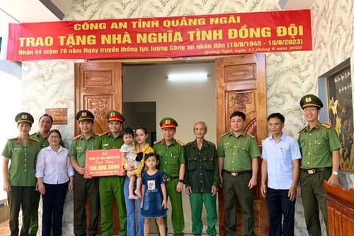 Trao tặng nhà nghĩa tình đồng đội cho 2 cán bộ Công an xã vùng cao