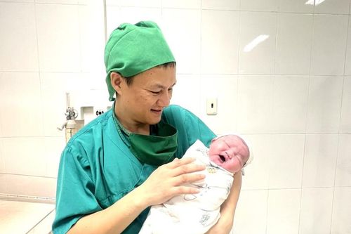 Bé gái ở Quảng Ninh chào đời nặng 5,1 kg