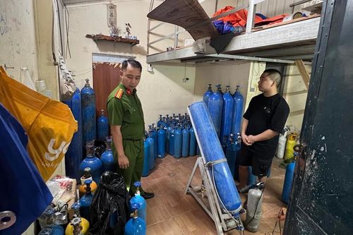 Thu giữ 63 bình khí N2O trong ngôi nhà trọ