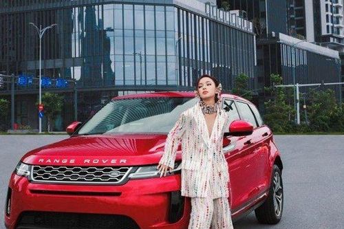 Người đẹp Châu Bùi đọ dáng cùng xe sang Anh Quốc