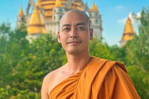 MC Phan Anh bất ngờ xuống tóc, xuất gia gieo duyên