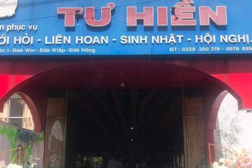 Cô dâu và chú rể hú hồn vì nhà hàng tiệc cưới bị đổ đá dăm kín cổng