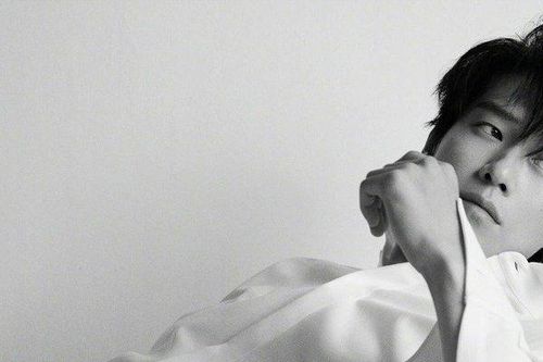 Chân dung nam phụ 'lấn át' Dương Dương, bìa tạp chí có ảnh anh được bán hết trong 1 giây