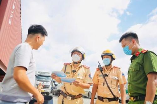 Ra quân cao điểm, Công an TP.Thủ Đức 'siết' tài xế tại cảng Cát Lái