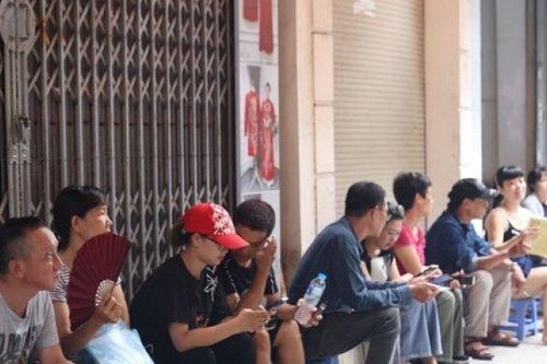 Bộ trưởng GD-ĐT yêu cầu Hà Nội chấm dứt cảnh phụ huynh xếp hàng thâu đêm nộp hồ sơ