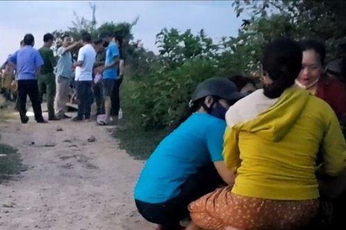 Huế: Vợ khóc nghẹn khi nhìn thấy thi thể chồng nằm dưới gầm xe taxi