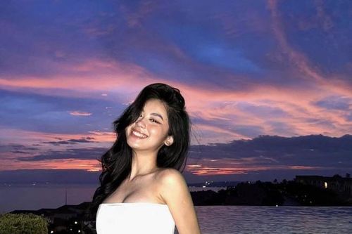 Mặc áo nịt ôm sát, 'hot girl tạp hóa' Hàn Hằng khoe eo triệt để