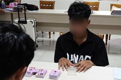 Bắt quả tang 2 đối tượng phát tờ rơi có hình ảnh nhạy cảm để lừa đảo