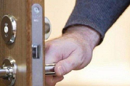 Bước vào phòng trọ của cô gái, chủ nhà 'suýt ngất' khi thấy cảnh này