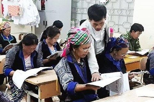 Bản tin 17/8: Hỗ trợ 100-150 nghìn đồng/tháng cho người học xóa mù chữ