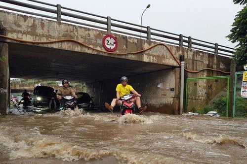 Cử tri phàn nàn đường gom đại lộ Thăng Long mưa là ngập, Bộ GTVT nói gì?