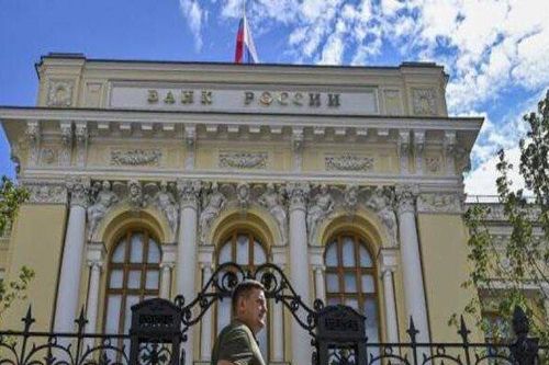 Đồng Rúp rẻ nhất kể từ khi xung đột với Ukraine, Ngân hàng Trung ương Nga thông báo họp khẩn